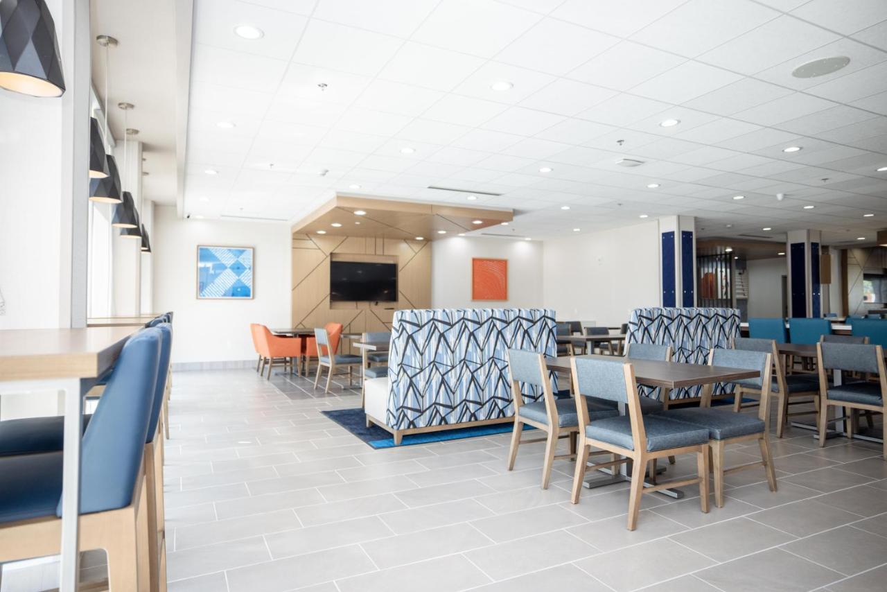 Holiday Inn Express & Suites Tampa Stadium - Airport Area By Ihg Bagian luar foto