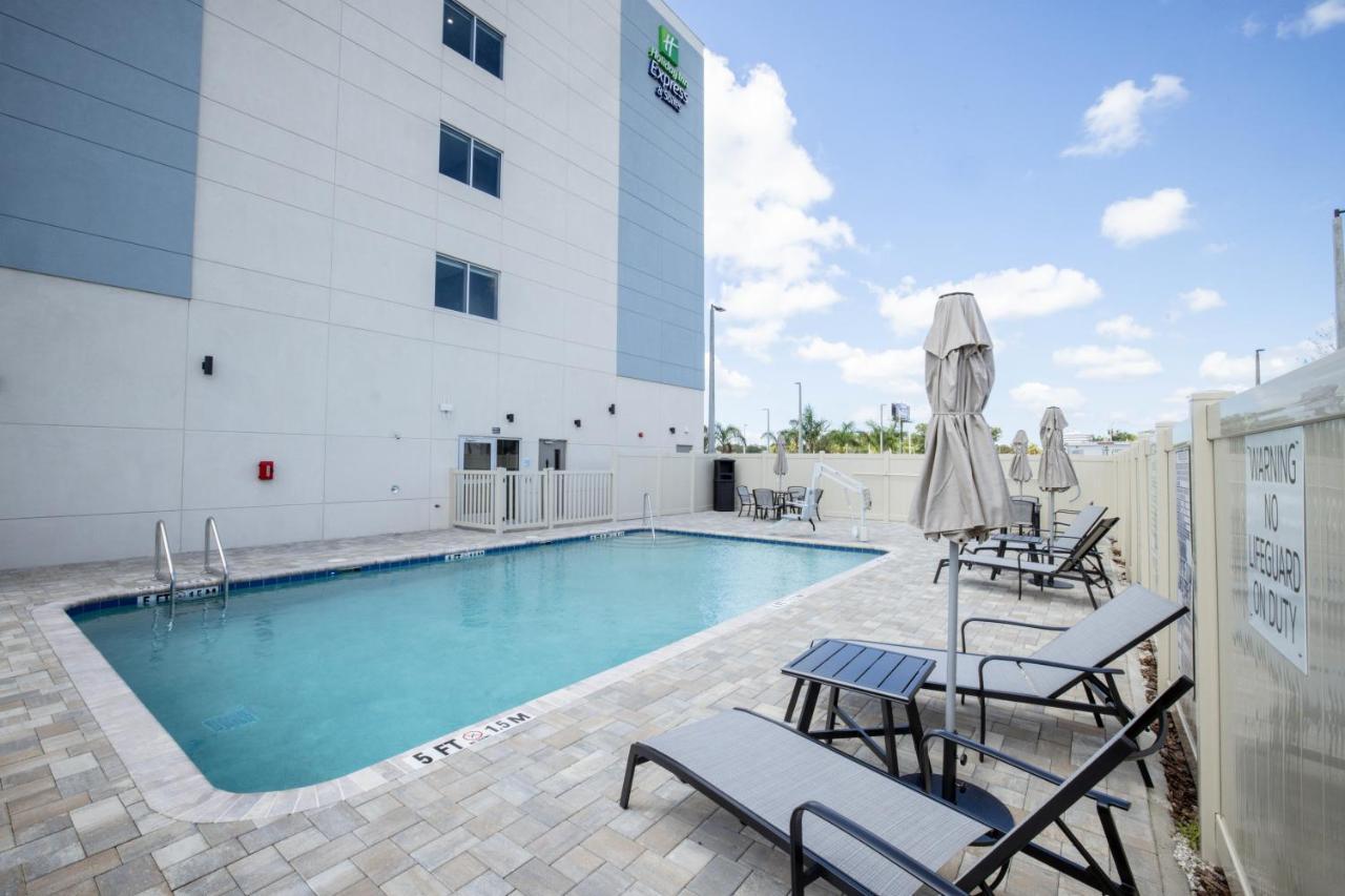 Holiday Inn Express & Suites Tampa Stadium - Airport Area By Ihg Bagian luar foto
