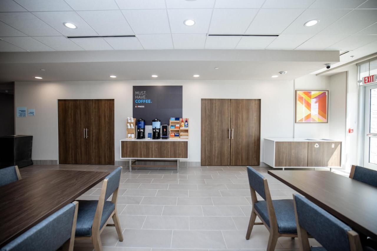 Holiday Inn Express & Suites Tampa Stadium - Airport Area By Ihg Bagian luar foto