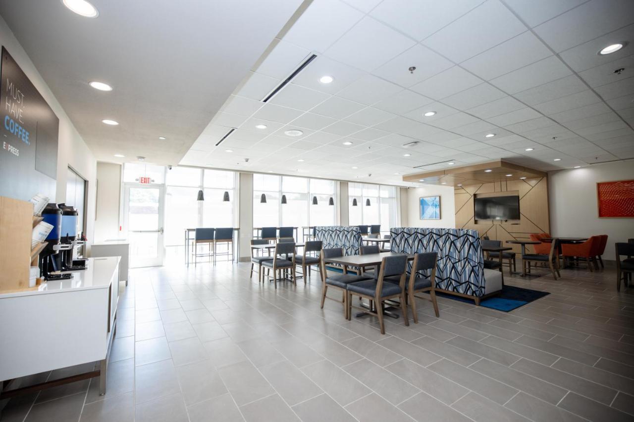 Holiday Inn Express & Suites Tampa Stadium - Airport Area By Ihg Bagian luar foto