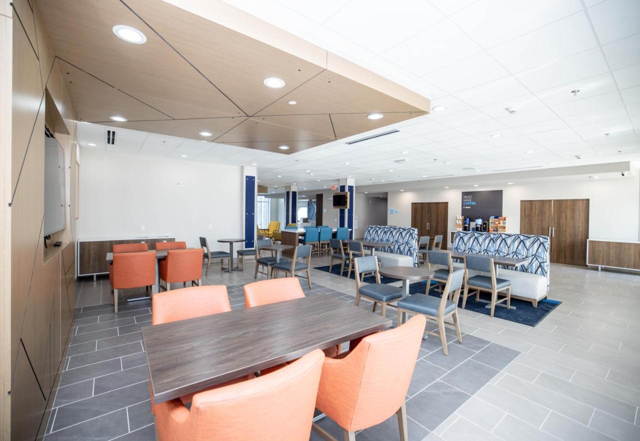 Holiday Inn Express & Suites Tampa Stadium - Airport Area By Ihg Bagian luar foto