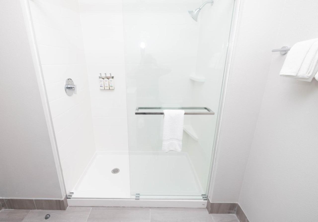 Holiday Inn Express & Suites Tampa Stadium - Airport Area By Ihg Bagian luar foto