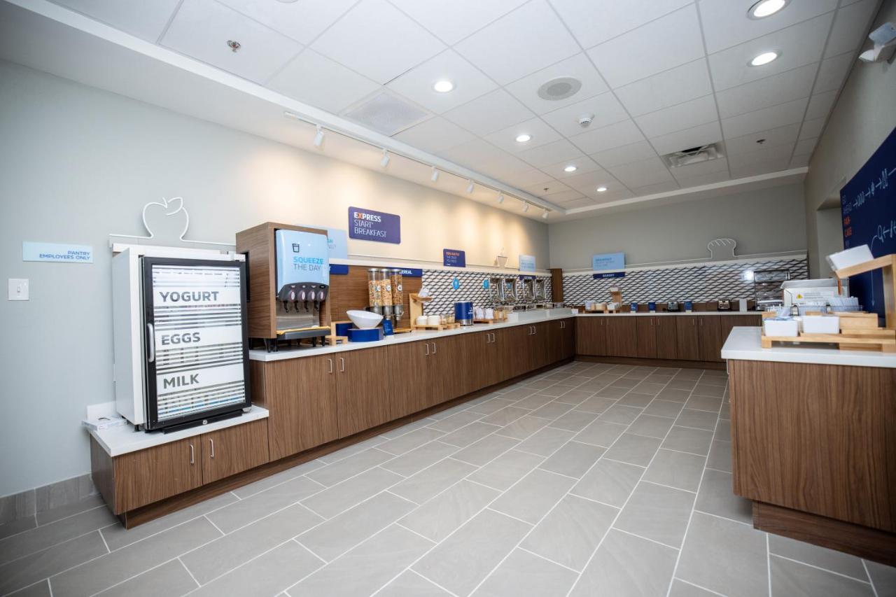 Holiday Inn Express & Suites Tampa Stadium - Airport Area By Ihg Bagian luar foto