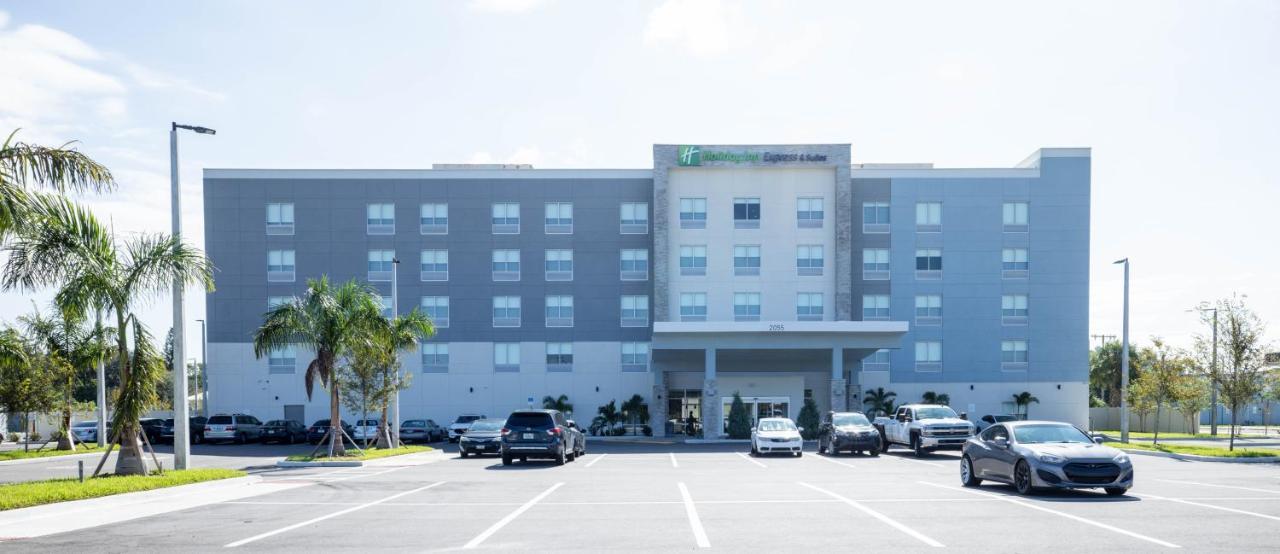 Holiday Inn Express & Suites Tampa Stadium - Airport Area By Ihg Bagian luar foto
