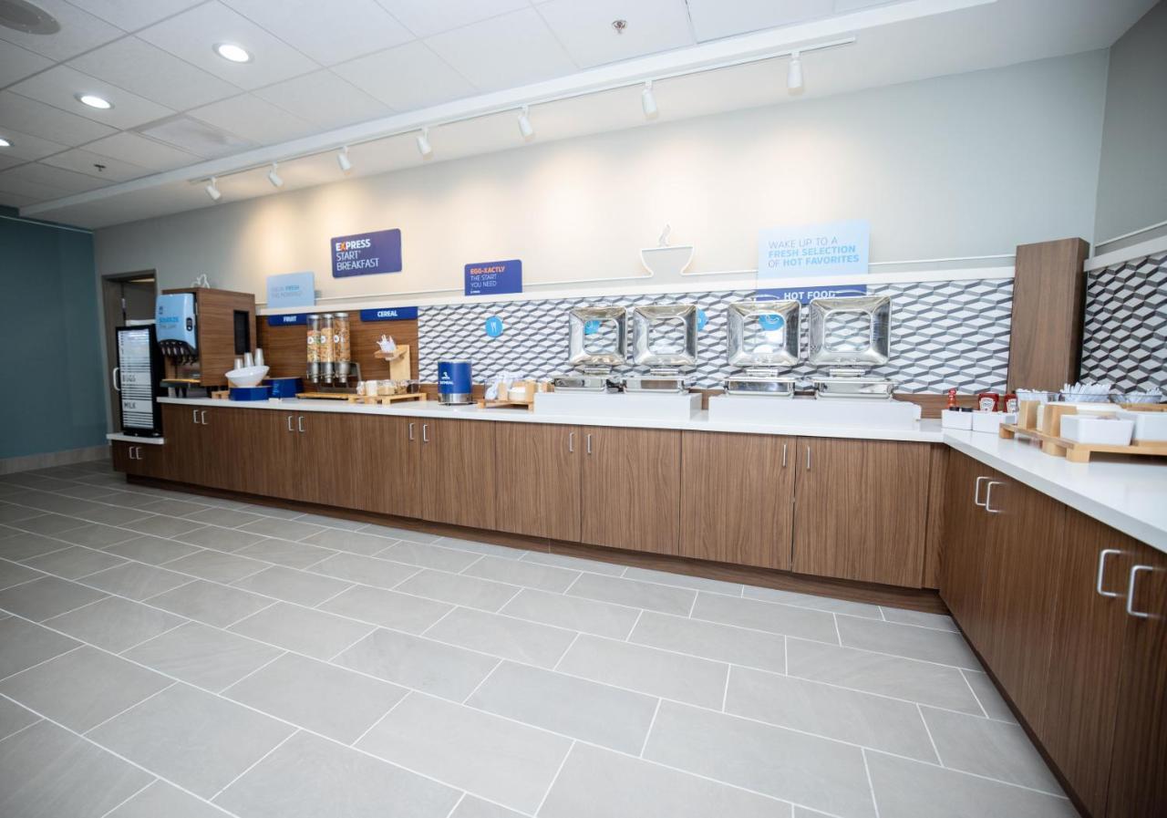Holiday Inn Express & Suites Tampa Stadium - Airport Area By Ihg Bagian luar foto