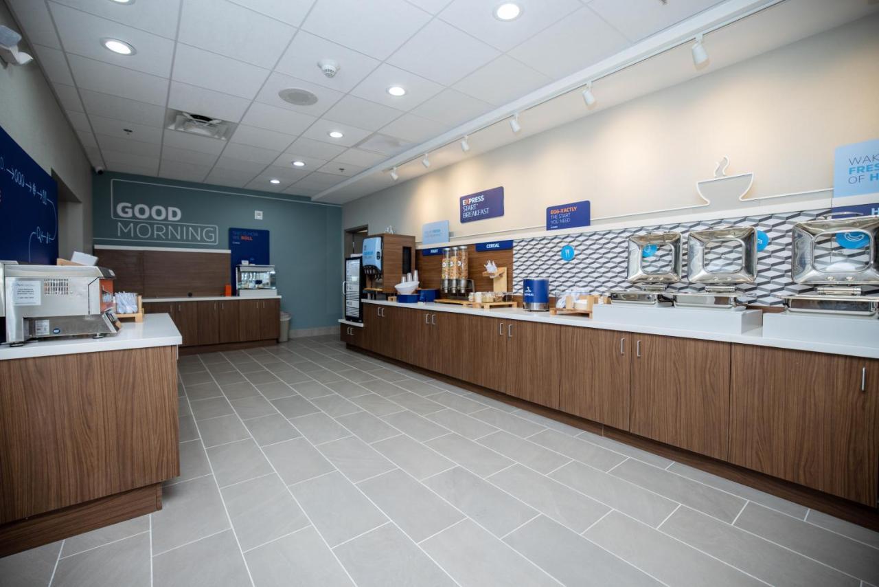 Holiday Inn Express & Suites Tampa Stadium - Airport Area By Ihg Bagian luar foto