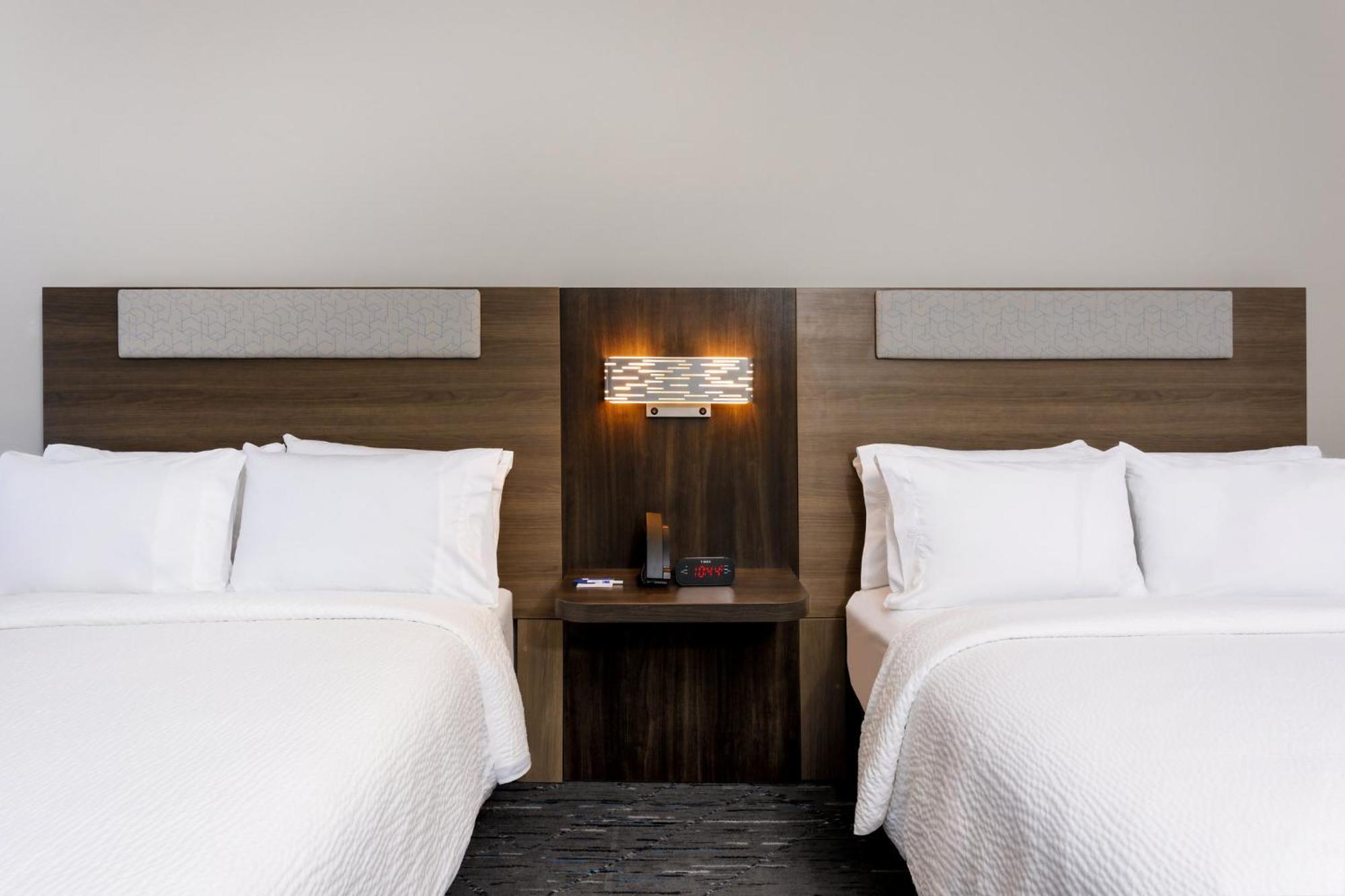 Holiday Inn Express & Suites Tampa Stadium - Airport Area By Ihg Bagian luar foto