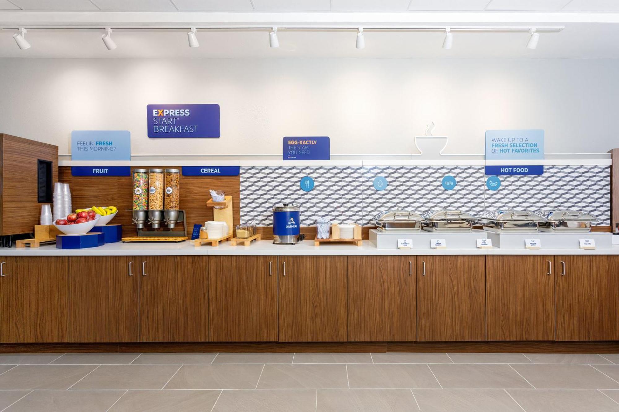 Holiday Inn Express & Suites Tampa Stadium - Airport Area By Ihg Bagian luar foto