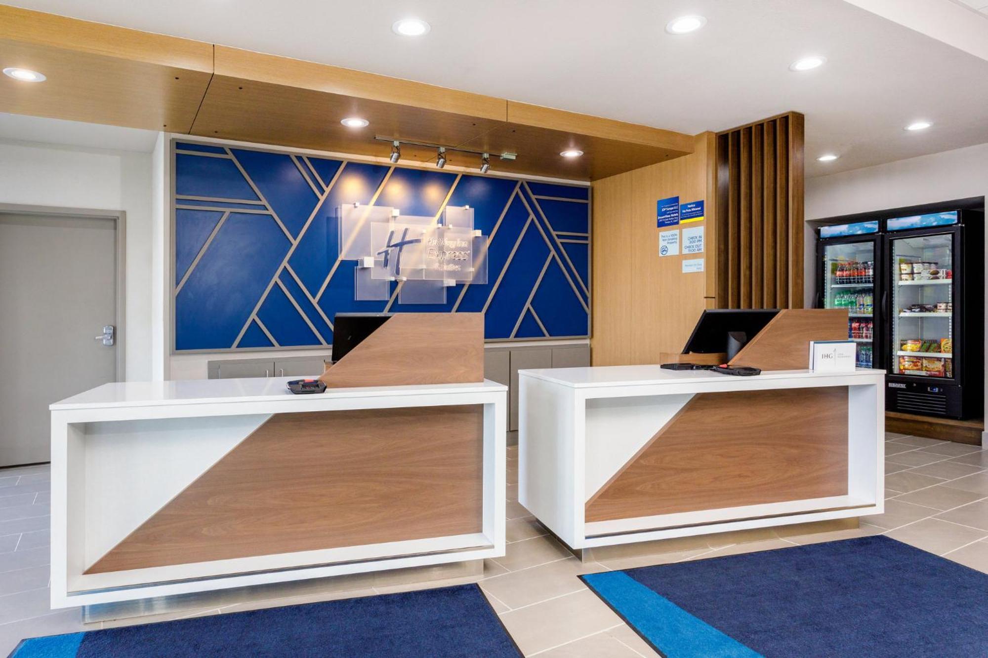 Holiday Inn Express & Suites Tampa Stadium - Airport Area By Ihg Bagian luar foto