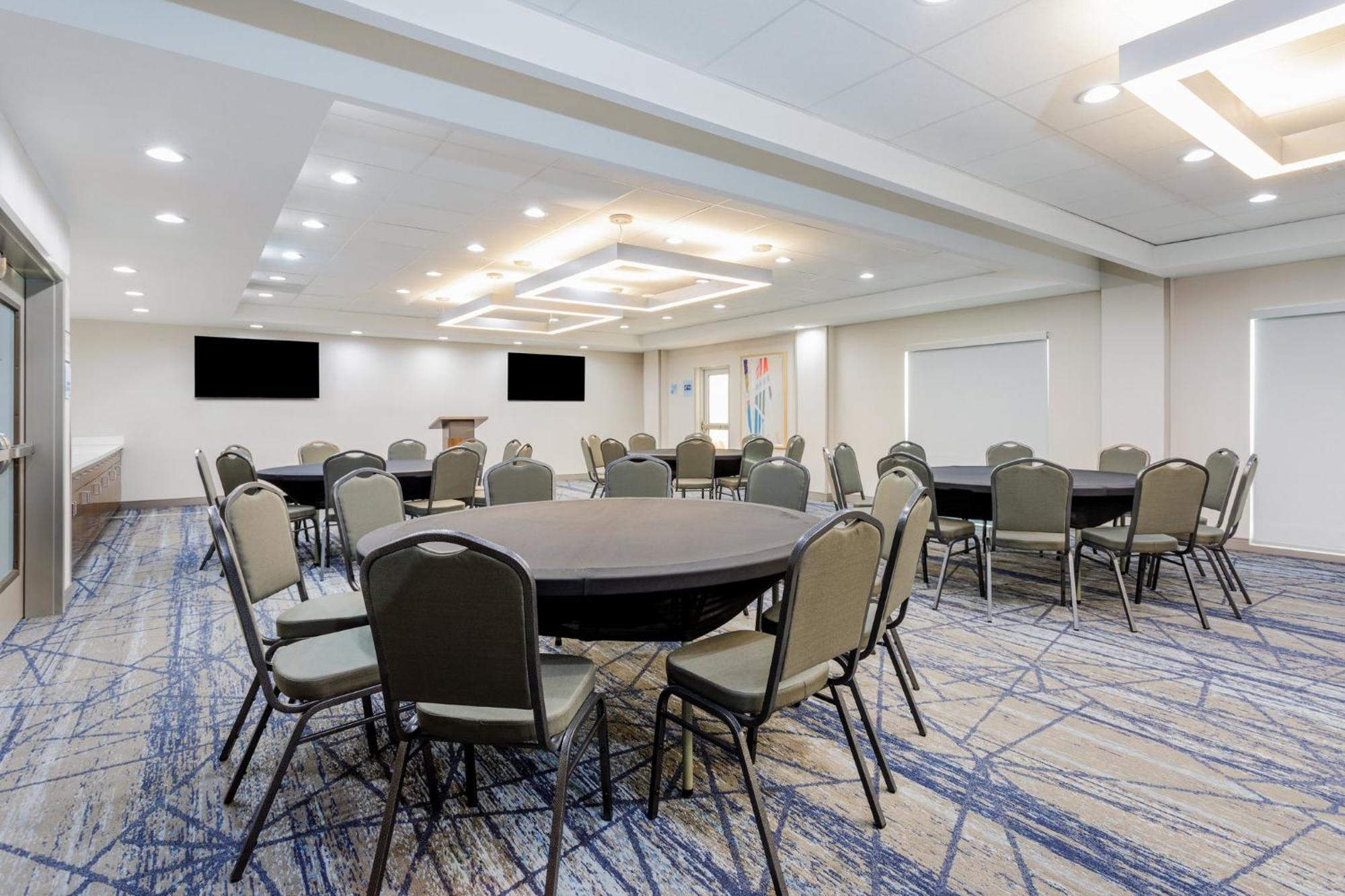 Holiday Inn Express & Suites Tampa Stadium - Airport Area By Ihg Bagian luar foto