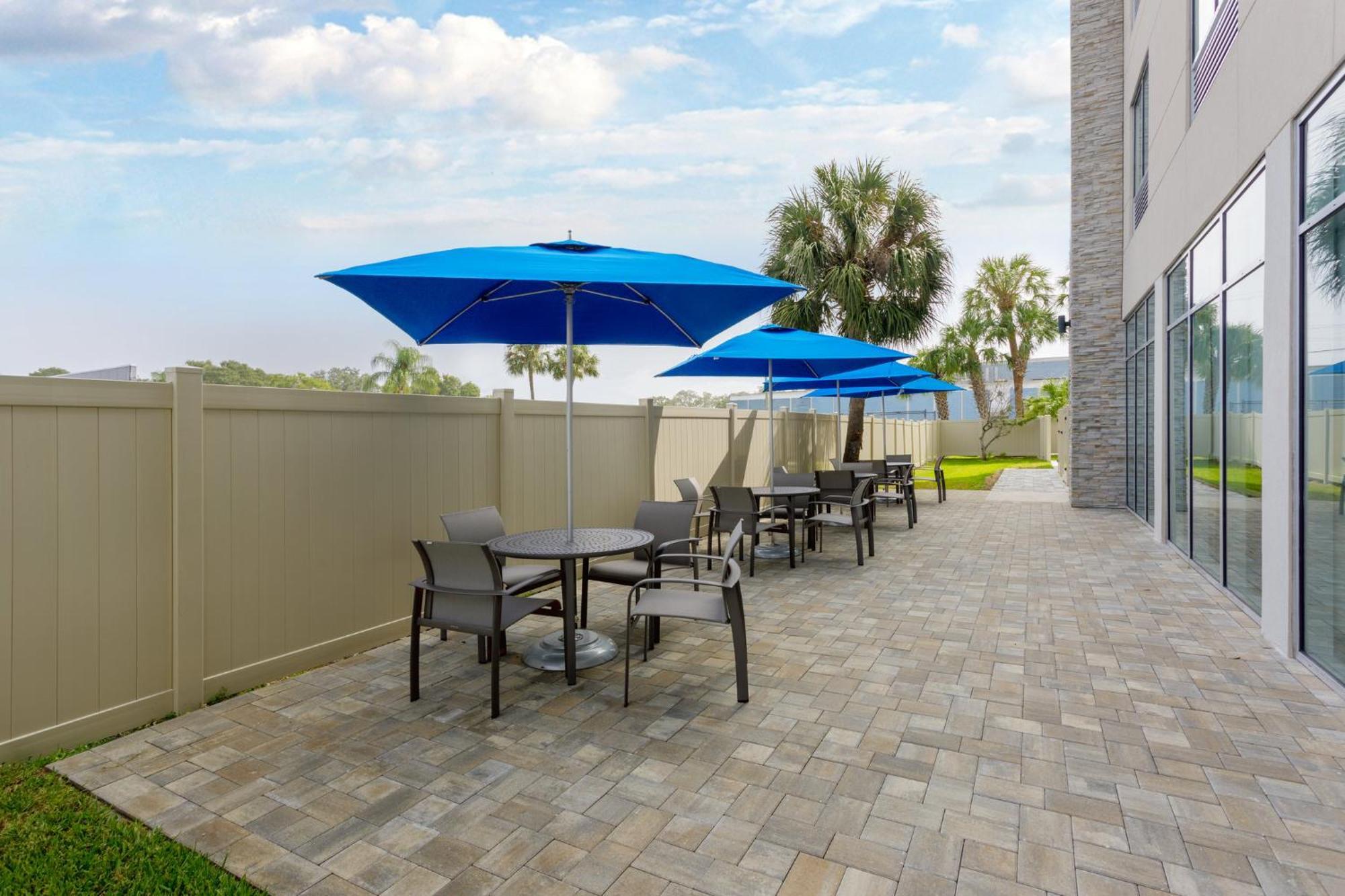 Holiday Inn Express & Suites Tampa Stadium - Airport Area By Ihg Bagian luar foto