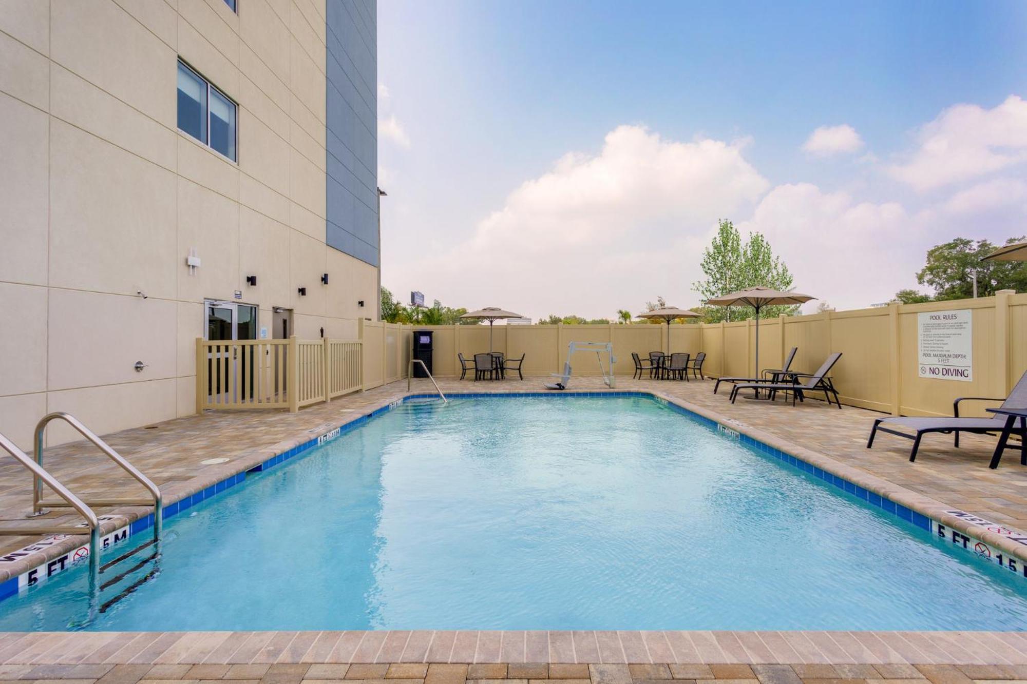 Holiday Inn Express & Suites Tampa Stadium - Airport Area By Ihg Bagian luar foto