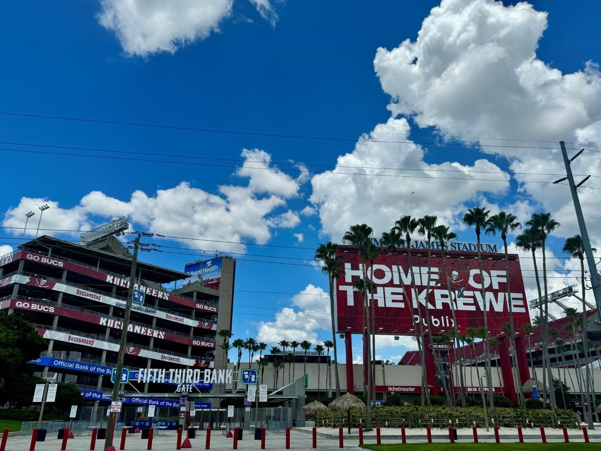 Holiday Inn Express & Suites Tampa Stadium - Airport Area By Ihg Bagian luar foto
